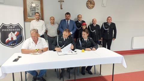 Podpisanie umowy na zakup nowego wozu strażackiego dla OSP Podrzecze