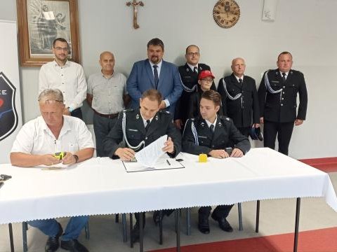 Podpisanie umowy na zakup nowego wozu strażackiego dla OSP Podrzecze