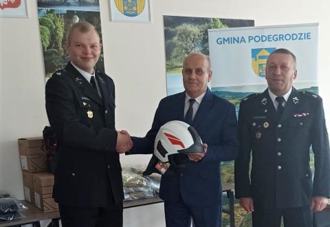 Wójt Gminy Podegrodzie przekazał odzież specjalistyczną dla OSP Podegrodzie i OSP Olszanka