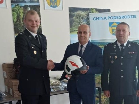Wójt Gminy Podegrodzie przekazał odzież specjalistyczną dla OSP Podegrodzie i OSP Olszanka