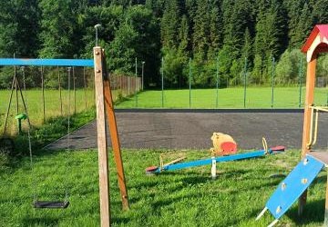 Trwa modernizacja boiska rekreacyjnego w Naszacowicach