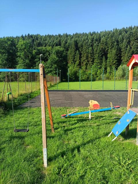 Trwa modernizacja boiska rekreacyjnego w Naszacowicach