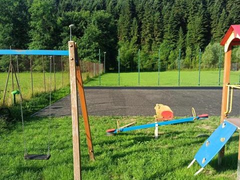 Trwa modernizacja boiska rekreacyjnego w Naszacowicach