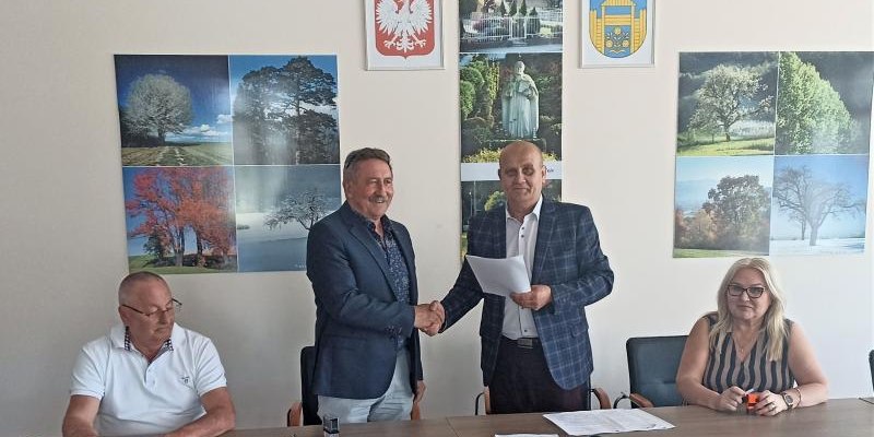 Gmina Podegrodzie zawarła umowy na zadanie: „Budowa nowej szkoły podstawowej w Stadłach”