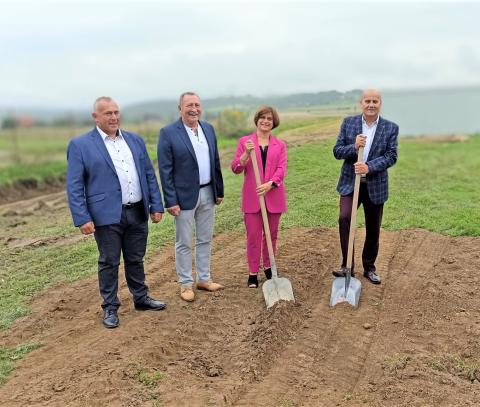 Symboliczna ''łopata'' wbita! Inwestycja budowy nowej Szkoły Podstawowej w Stadłach została rozpoczęta