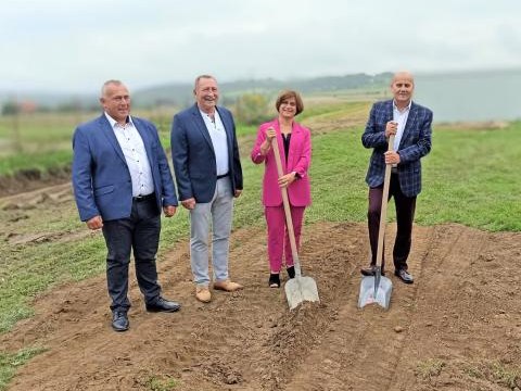 Symboliczna ''łopata'' wbita! Inwestycja budowy nowej Szkoły Podstawowej w Stadłach została rozpoczęta