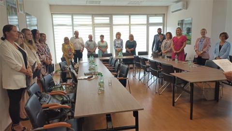Nowy rok szkolny rozpoczną jako nauczyciele mianowani. Wójt Gminy wręczył 5 awansów
