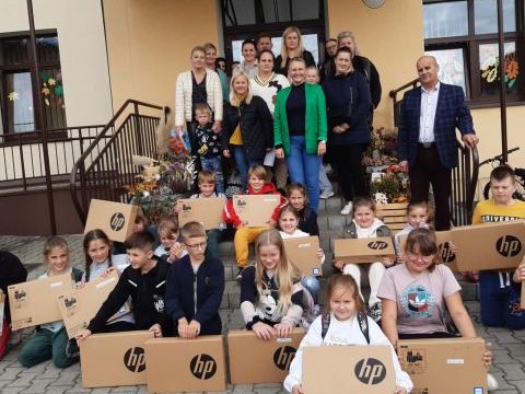 Laptopy zamówione w ramach projektu „Laptop dla ucznia” zostały wczoraj przekazane czwartoklasistom z Gminy Podegrodzie