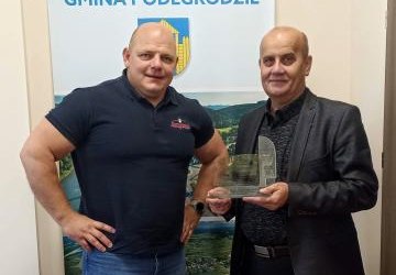 Strongman Tomasz Kowal podziękował Wójtowi Gminy Stanisławowi Banachowi za pomoc w organizację zawodów Strongman w Podegrodziu