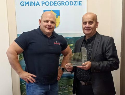 Strongman Tomasz Kowal podziękował Wójtowi Gminy Stanisławowi Banachowi za pomoc w organizację zawodów Strongman w Podegrodziu