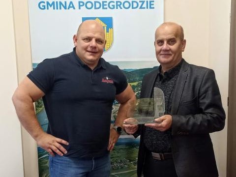 Strongman Tomasz Kowal podziękował Wójtowi Gminy Stanisławowi Banachowi za  pomoc w organizację zawodów Strongman w Podegrodziu