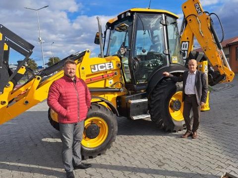 Gmina Podegrodzie zakupiła nową koparko-ładowarkę. Sprzęt będzie służył do bieżących prac komunalnych i porządkowych