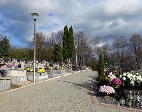 Montaż oświetlenia na cmentarzu komunalnym w Brzeznej