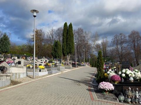 Montaż oświetlenia na cmentarzu komunalnym w Brzeznej