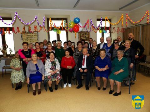 Wójt Gminy na zabawie karnawałowej uczestników Placówki Dziennej Opieki i Aktywizacji dla Osób Starszych w Podegrodziu