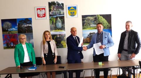 Podpisaliśmy umowę na kanalizację w m. Podegrodzie, Przysiółek Barczynka i  m. Brzezna za Szkołą Podstawową