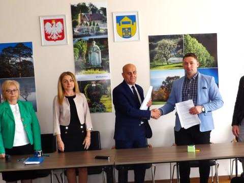 Podpisaliśmy umowę na kanalizację w m. Podegrodzie, Przysiółek Barczynka i  m. Brzezna za Szkołą Podstawową