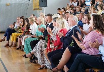 Pożegnanie ósmoklasistów w szkole Podstawowej w Brzeznej