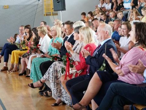 Pożegnanie ósmoklasistów w szkole Podstawowej w Brzeznej