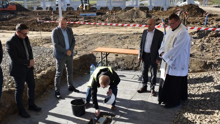 Rusza budowa centrum dystrybucyjnego DHL w Podrzeczu (1).JPG