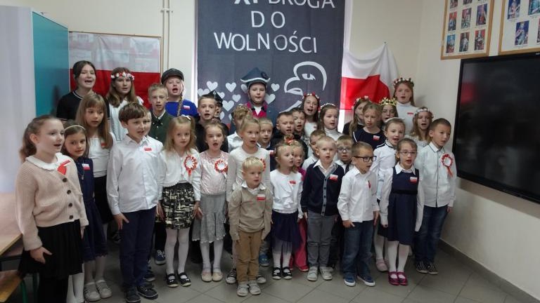 Dzień Niepodległości w Szkole Podstawowej w Mokrej Wsi (1).JPG