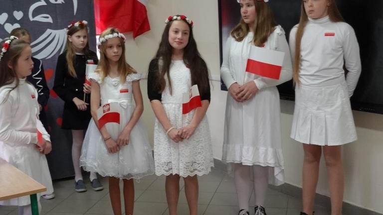 Dzień Niepodległości w Szkole Podstawowej w Mokrej Wsi (4).JPG