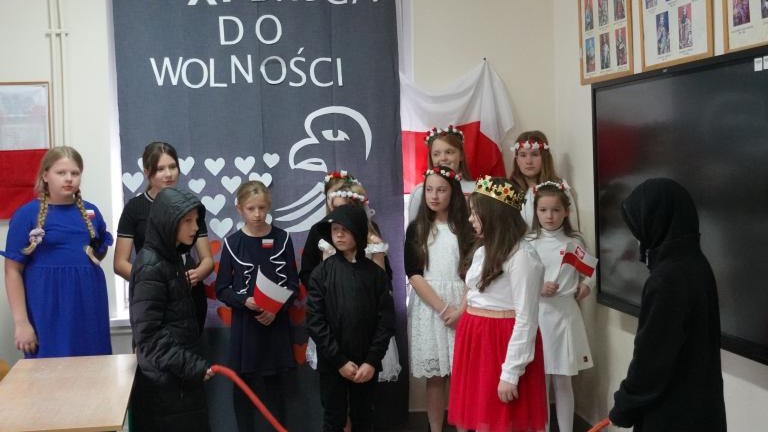 Dzień Niepodległości w Szkole Podstawowej w Mokrej Wsi (5).JPG