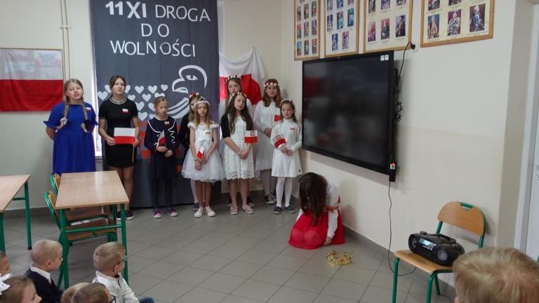 Dzień Niepodległości w Szkole Podstawowej w Mokrej Wsi (6).JPG