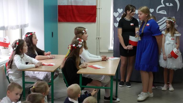 Dzień Niepodległości w Szkole Podstawowej w Mokrej Wsi (8).JPG