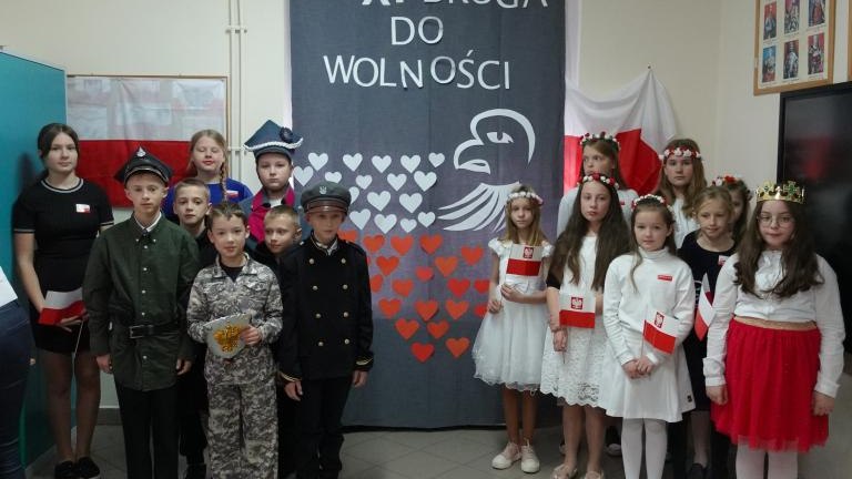 Dzień Niepodległości w Szkole Podstawowej w Mokrej Wsi (9).JPG