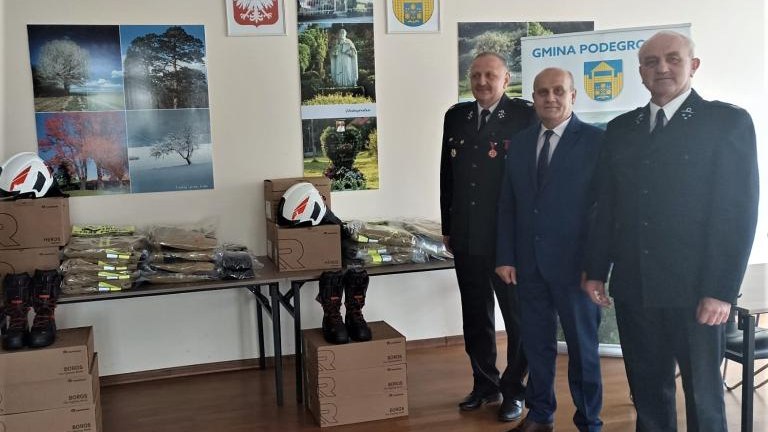 przekazanie odzież specjalistyczną dla OSP Podegrodzie i OSP Olszanka (10).jpg