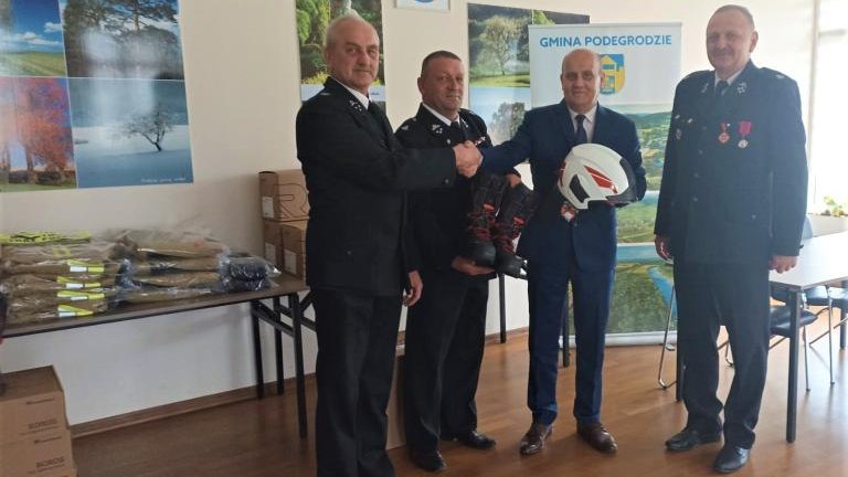 przekazanie odzież specjalistyczną dla OSP Podegrodzie i OSP Olszanka (12).jpg