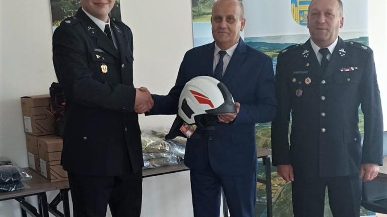 przekazanie odzież specjalistyczną dla OSP Podegrodzie i OSP Olszanka (8).jpg