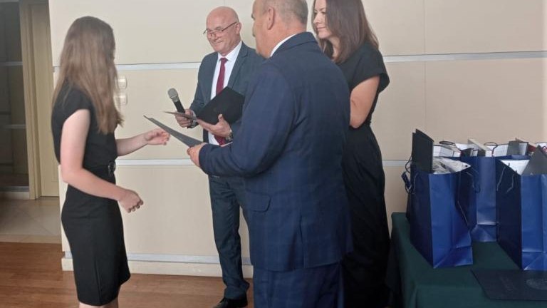 Gratulacje dla nagrodzonych uczniów oraz podziękowania dla rodziców i nauczycieli na zakończenie roku szkoln (10).jpg