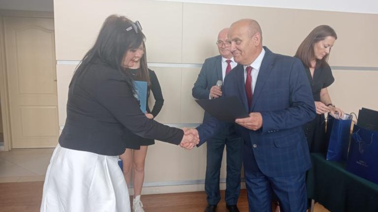 Gratulacje dla nagrodzonych uczniów oraz podziękowania dla rodziców i nauczycieli na zakończenie roku szkoln (100).jpg