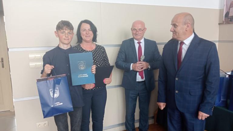 Gratulacje dla nagrodzonych uczniów oraz podziękowania dla rodziców i nauczycieli na zakończenie roku szkoln (103).jpg