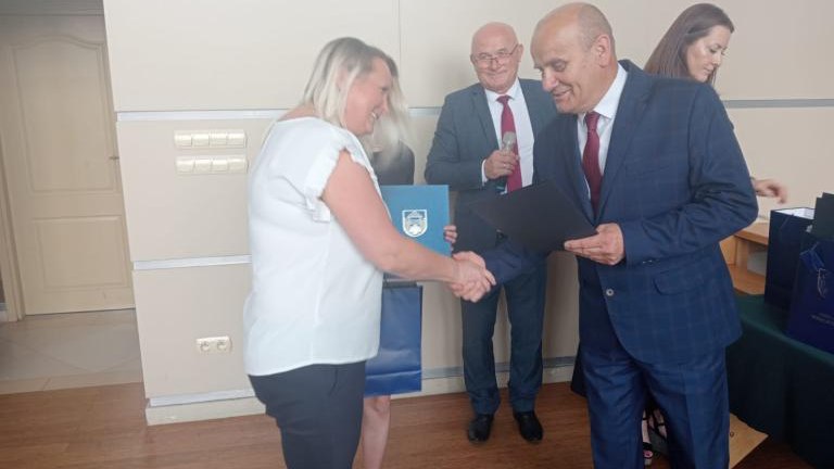 Gratulacje dla nagrodzonych uczniów oraz podziękowania dla rodziców i nauczycieli na zakończenie roku szkoln (104).jpg