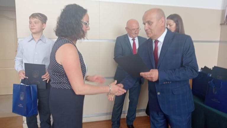 Gratulacje dla nagrodzonych uczniów oraz podziękowania dla rodziców i nauczycieli na zakończenie roku szkoln (105).jpg