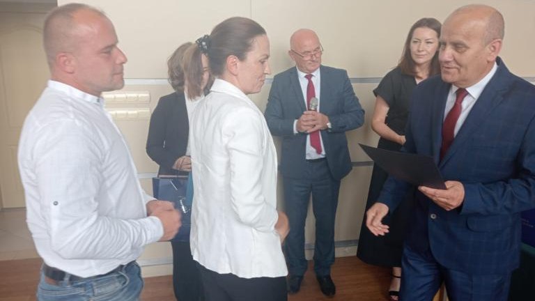 Gratulacje dla nagrodzonych uczniów oraz podziękowania dla rodziców i nauczycieli na zakończenie roku szkoln (106).jpg