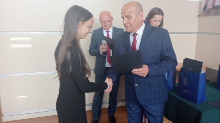 Gratulacje dla nagrodzonych uczniów oraz podziękowania dla rodziców i nauczycieli na zakończenie roku szkoln (107).jpg