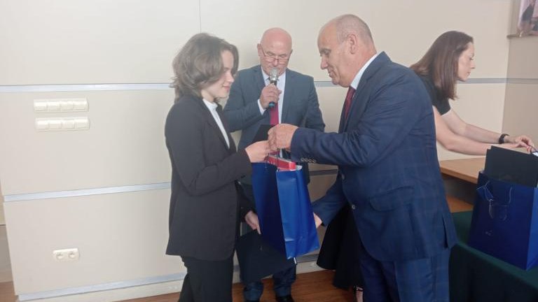 Gratulacje dla nagrodzonych uczniów oraz podziękowania dla rodziców i nauczycieli na zakończenie roku szkoln (109).jpg