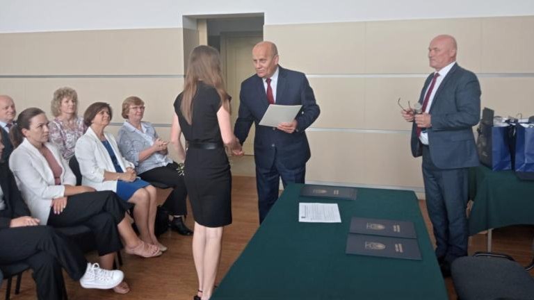 Gratulacje dla nagrodzonych uczniów oraz podziękowania dla rodziców i nauczycieli na zakończenie roku szkoln (11).jpg