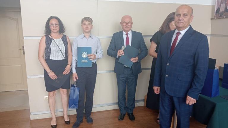 Gratulacje dla nagrodzonych uczniów oraz podziękowania dla rodziców i nauczycieli na zakończenie roku szkoln (110).jpg