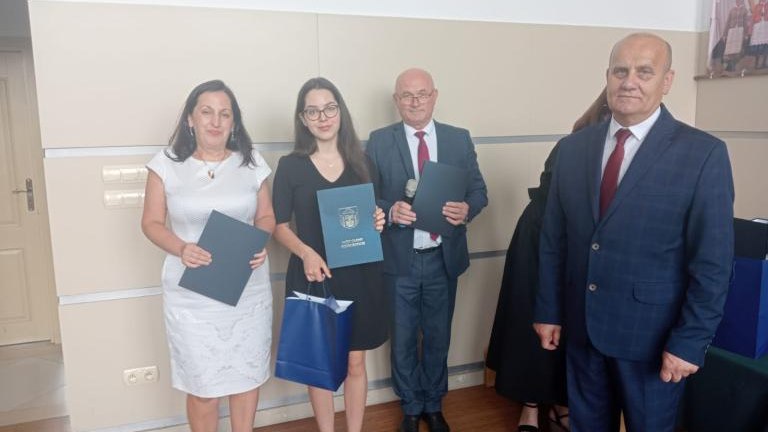 Gratulacje dla nagrodzonych uczniów oraz podziękowania dla rodziców i nauczycieli na zakończenie roku szkoln (111).jpg