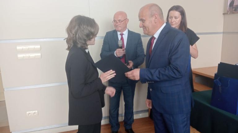 Gratulacje dla nagrodzonych uczniów oraz podziękowania dla rodziców i nauczycieli na zakończenie roku szkoln (112).jpg