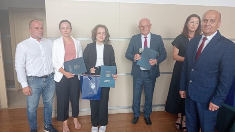 Gratulacje dla nagrodzonych uczniów oraz podziękowania dla rodziców i nauczycieli na zakończenie roku szkoln (113).jpg