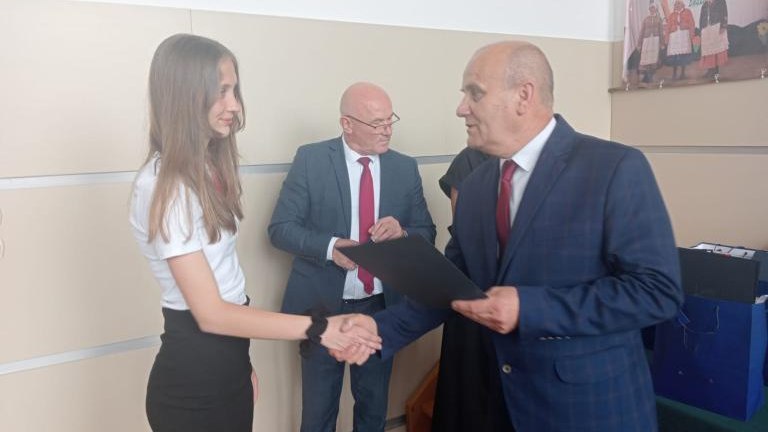 Gratulacje dla nagrodzonych uczniów oraz podziękowania dla rodziców i nauczycieli na zakończenie roku szkoln (114).jpg