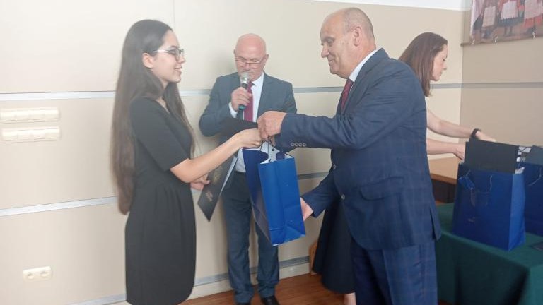 Gratulacje dla nagrodzonych uczniów oraz podziękowania dla rodziców i nauczycieli na zakończenie roku szkoln (115).jpg