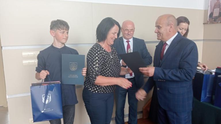 Gratulacje dla nagrodzonych uczniów oraz podziękowania dla rodziców i nauczycieli na zakończenie roku szkoln (116).jpg
