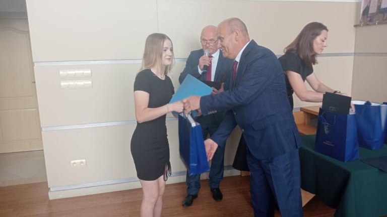 Gratulacje dla nagrodzonych uczniów oraz podziękowania dla rodziców i nauczycieli na zakończenie roku szkoln (117).jpg